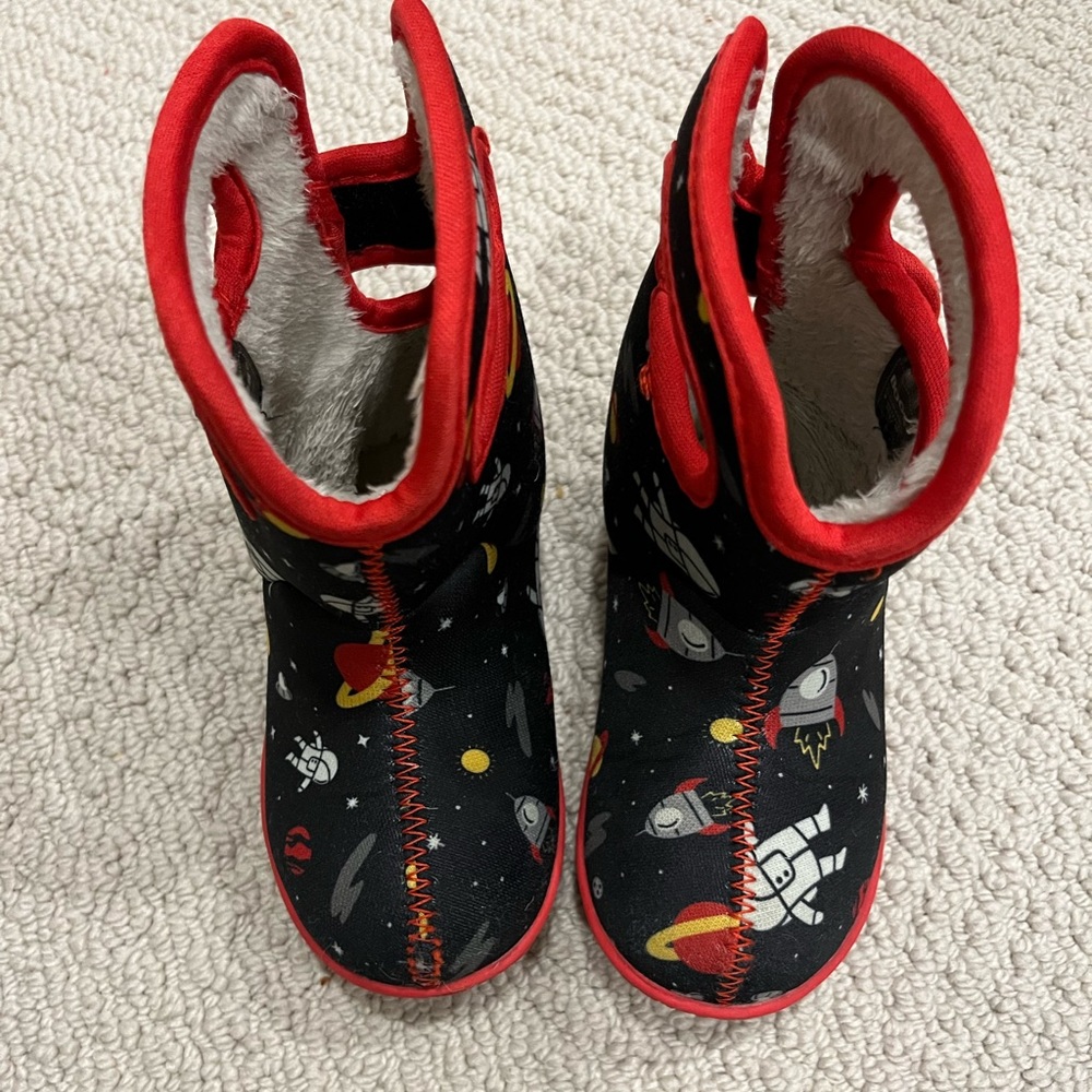 Baby Bog size 7 toddler snow boots black and red astronaut